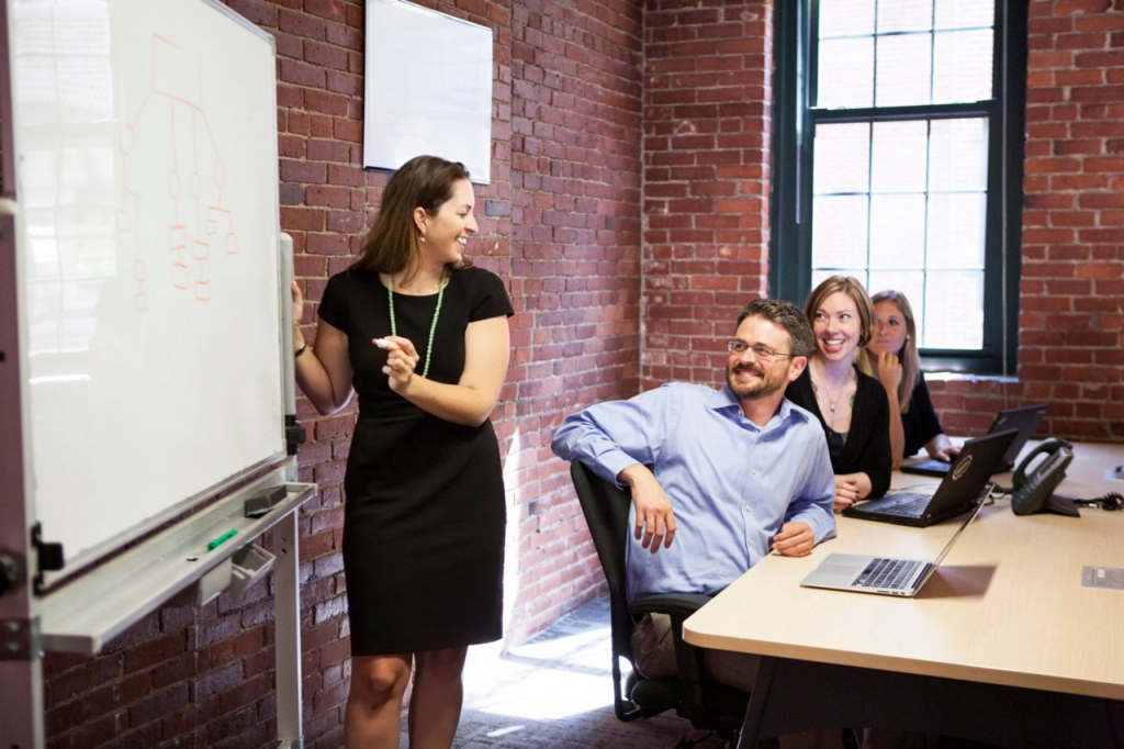people-meeting-whiteboard