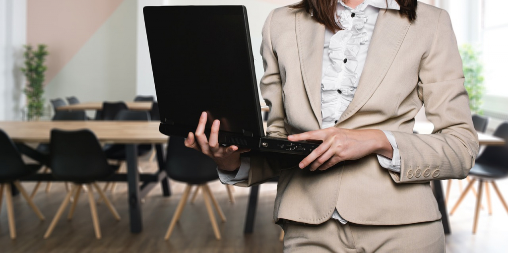 businesswoman-laptop