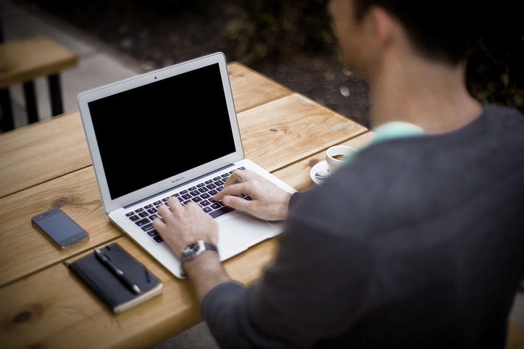 blogging-man-laptop