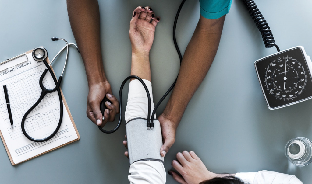 doctor-hand-equipment