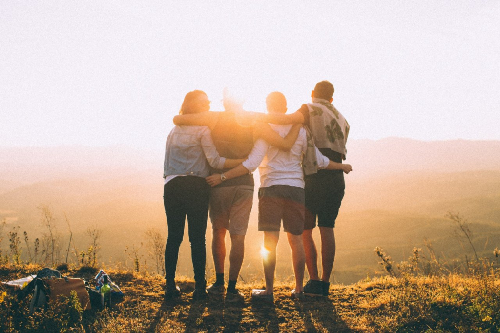 people-sunshine-hangingout