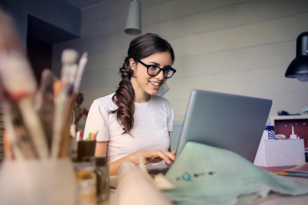 woman-laptop-smiling