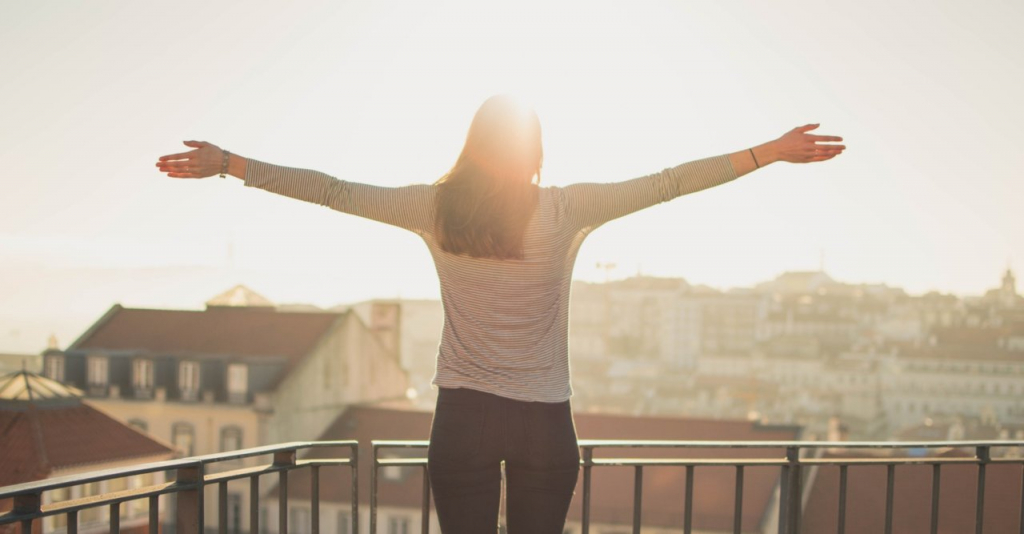 woman-sunshine-arms