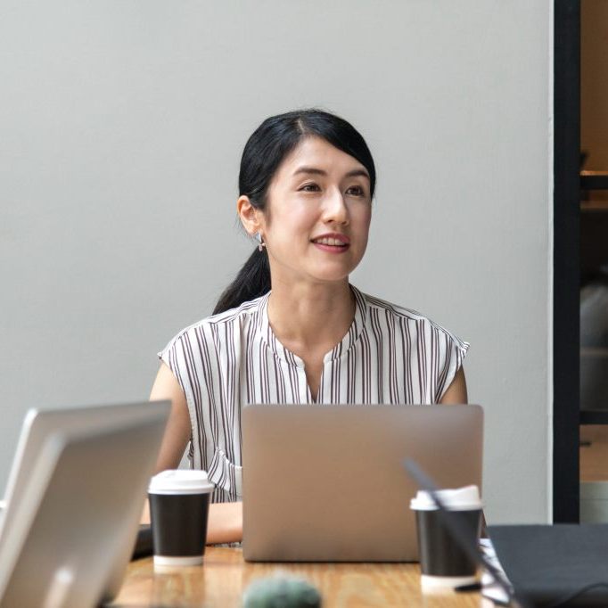 woman-sitting-with-laptop-cropped